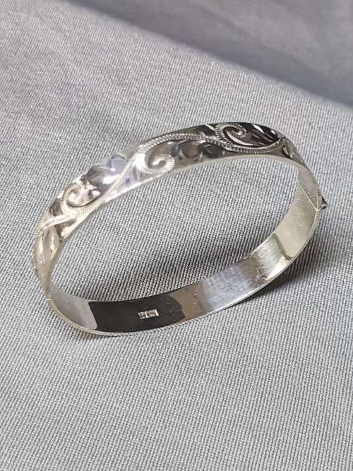 **R1 Auction**  Detailed Silver Bangle