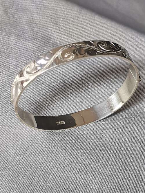 **R1 Auction**  Detailed Silver Bangle