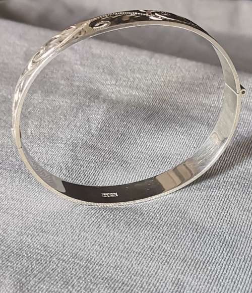 **R1 Auction**  Detailed Silver Bangle