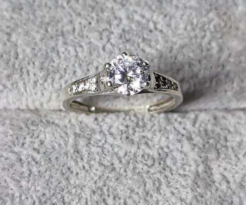 *R1 Auction* Cute Silver Ring