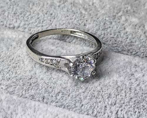 *R1 Auction* Cute Silver Ring