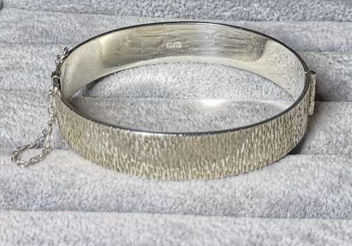 **R1 Auction**! Gorgeous Silver Bangle