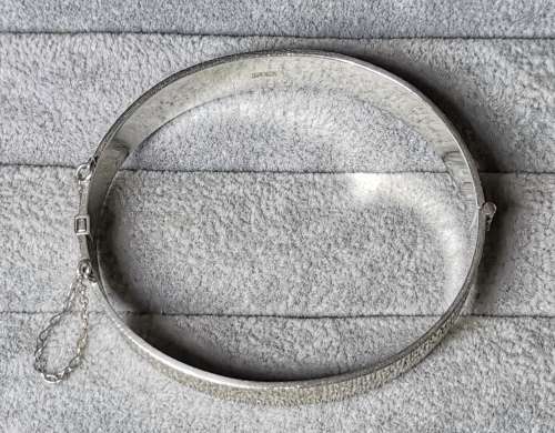 **R1 Auction**! Gorgeous Silver Bangle