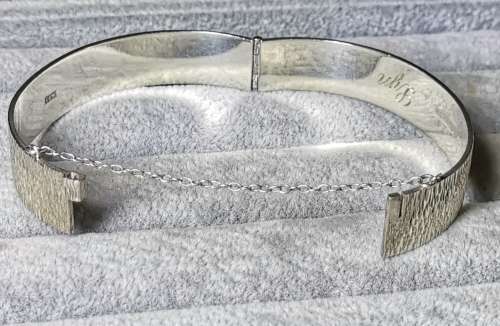 **R1 Auction**! Gorgeous Silver Bangle