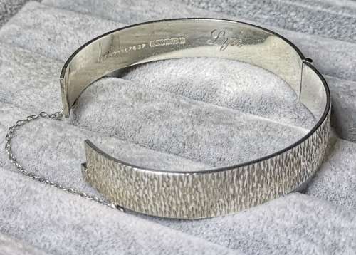 **R1 Auction**! Gorgeous Silver Bangle