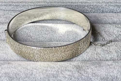 **R1 Auction**! Gorgeous Silver Bangle
