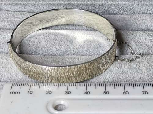 **R1 Auction**! Gorgeous Silver Bangle