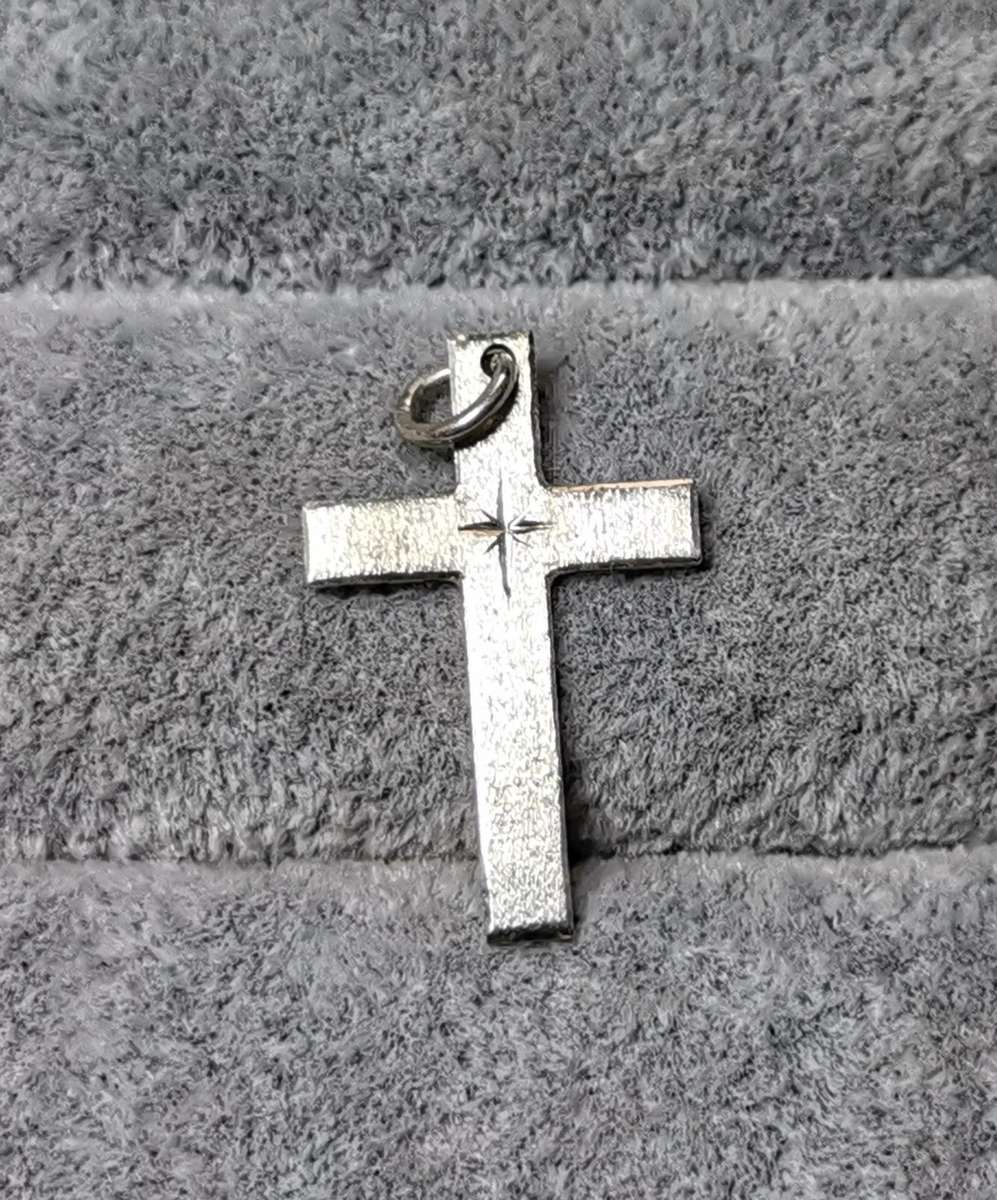 Pretty Silver Cross Pendant