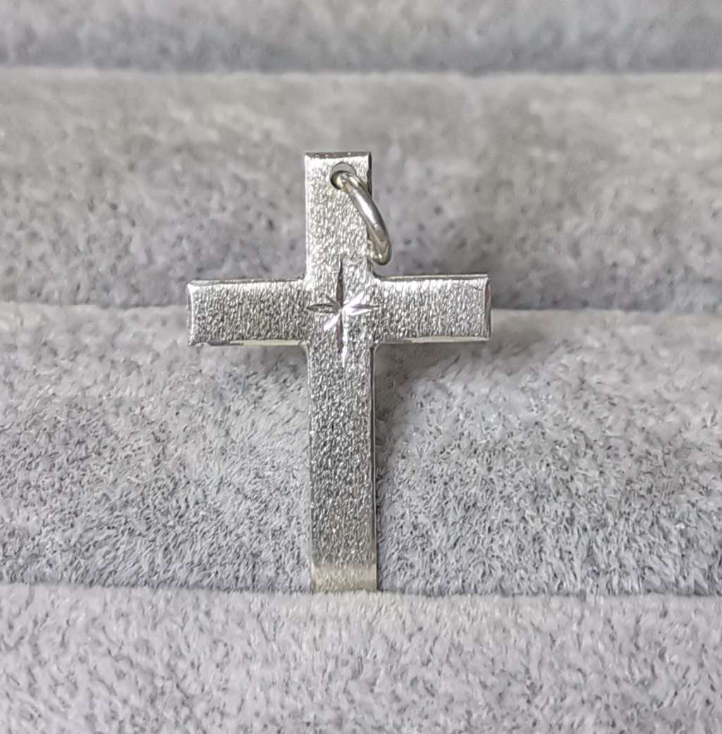 Pretty Silver Cross Pendant