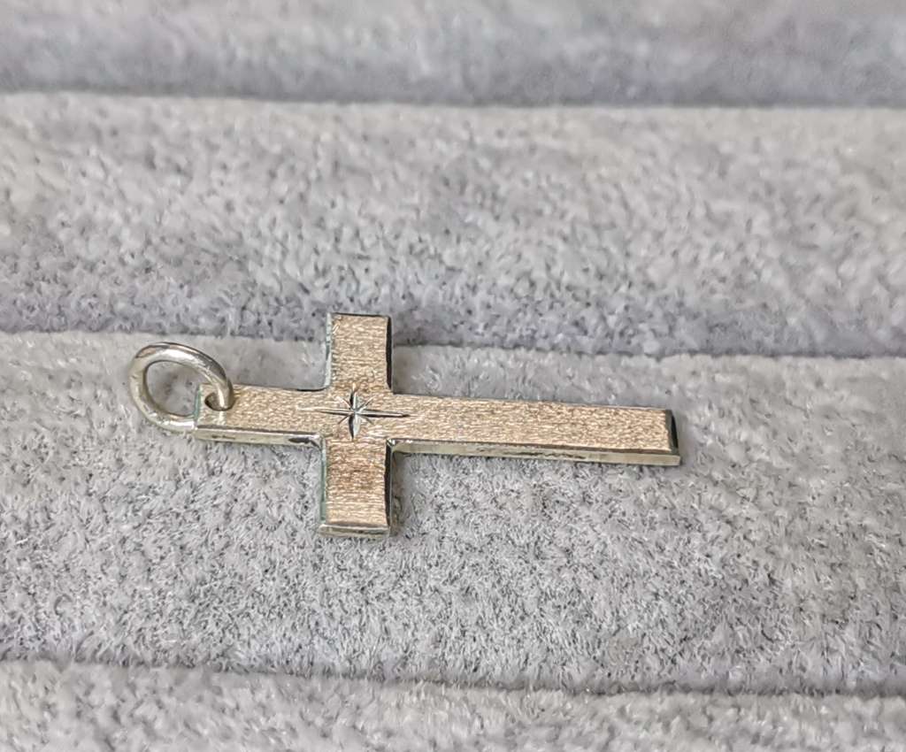 Pretty Silver Cross Pendant