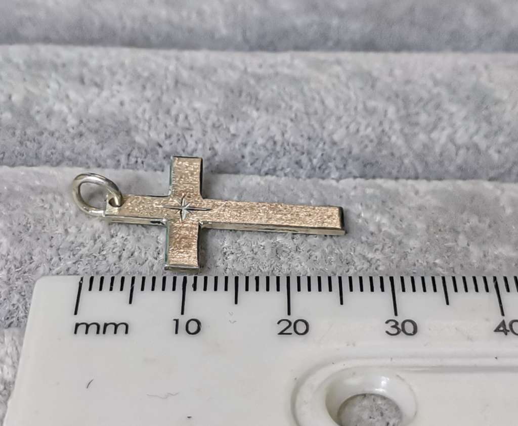 Pretty Silver Cross Pendant