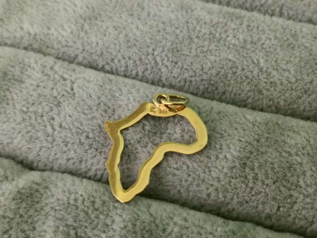 9ct Gold Africa Pendant