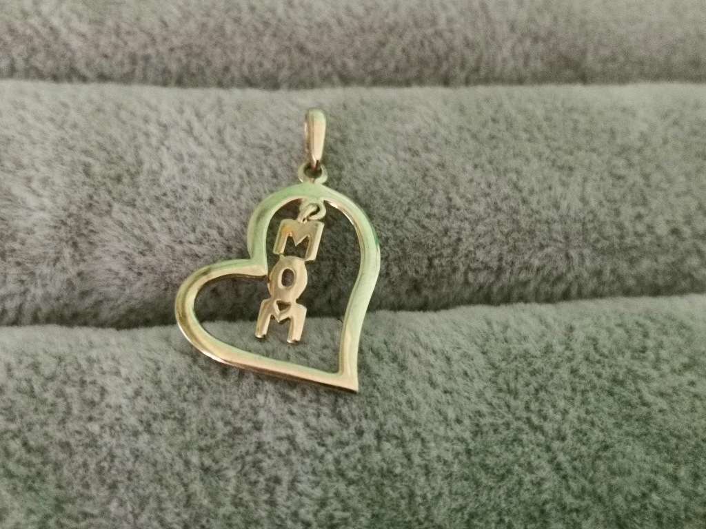 9ct Gold Heart `MOM` Pendant