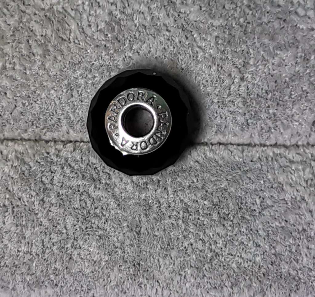 **R1 Auction**  Pandora Black Glass Charm