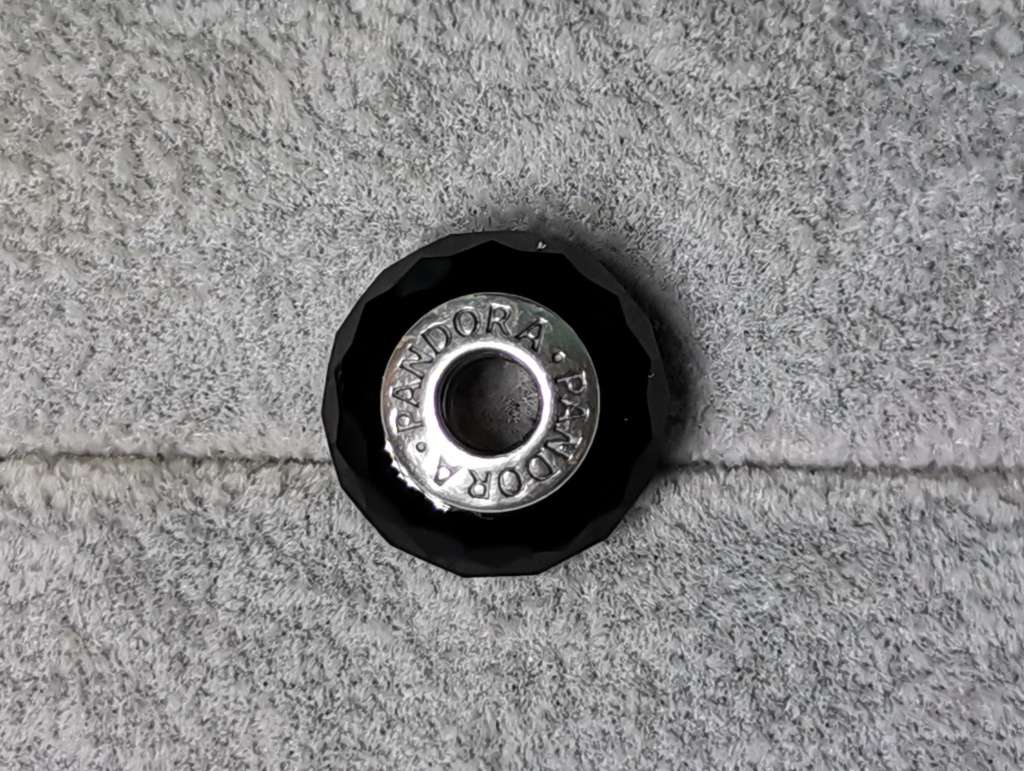 **R1 Auction**  Pandora Black Glass Charm