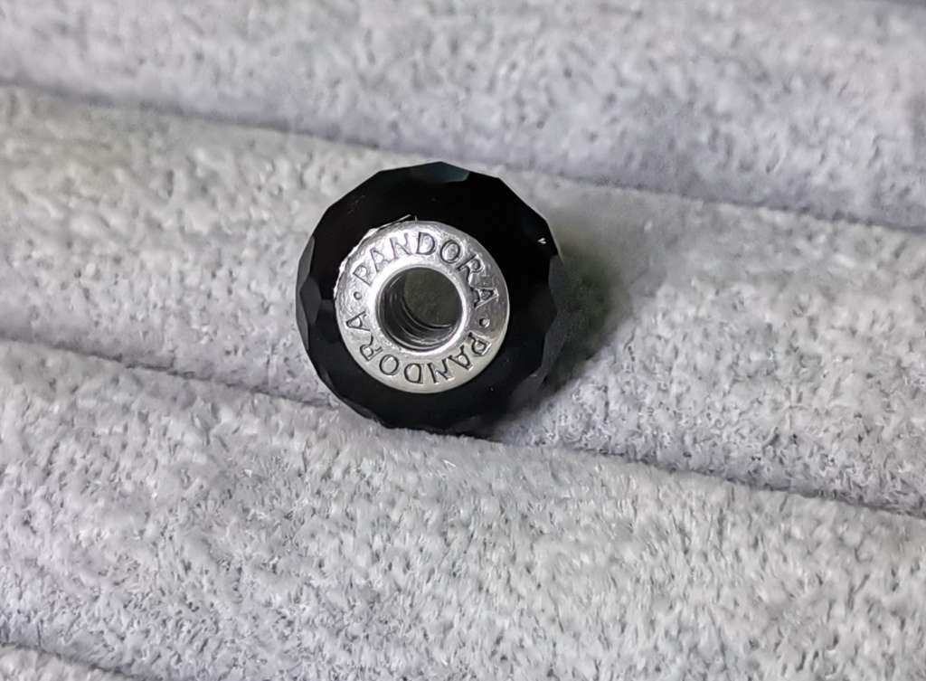 **R1 Auction**  Pandora Black Glass Charm