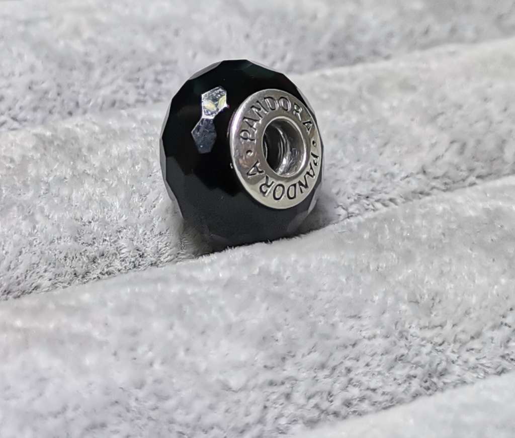 **R1 Auction**  Pandora Black Glass Charm