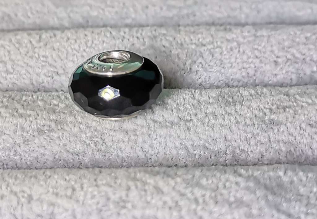 **R1 Auction**  Pandora Black Glass Charm