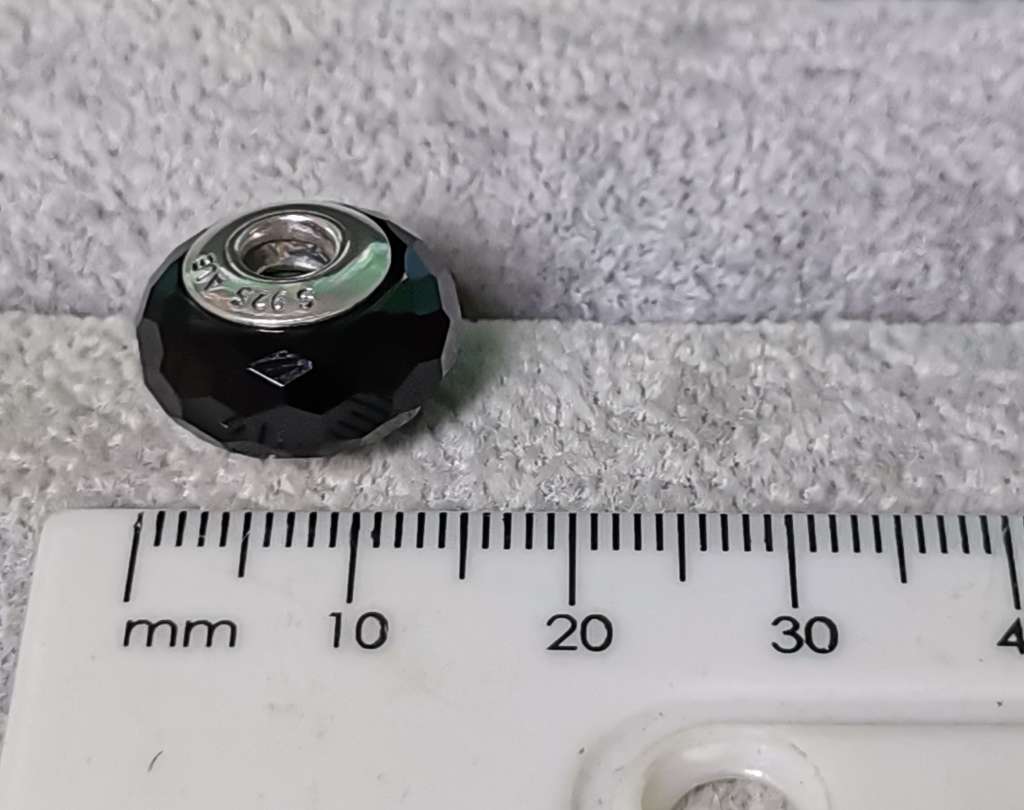 **R1 Auction**  Pandora Black Glass Charm