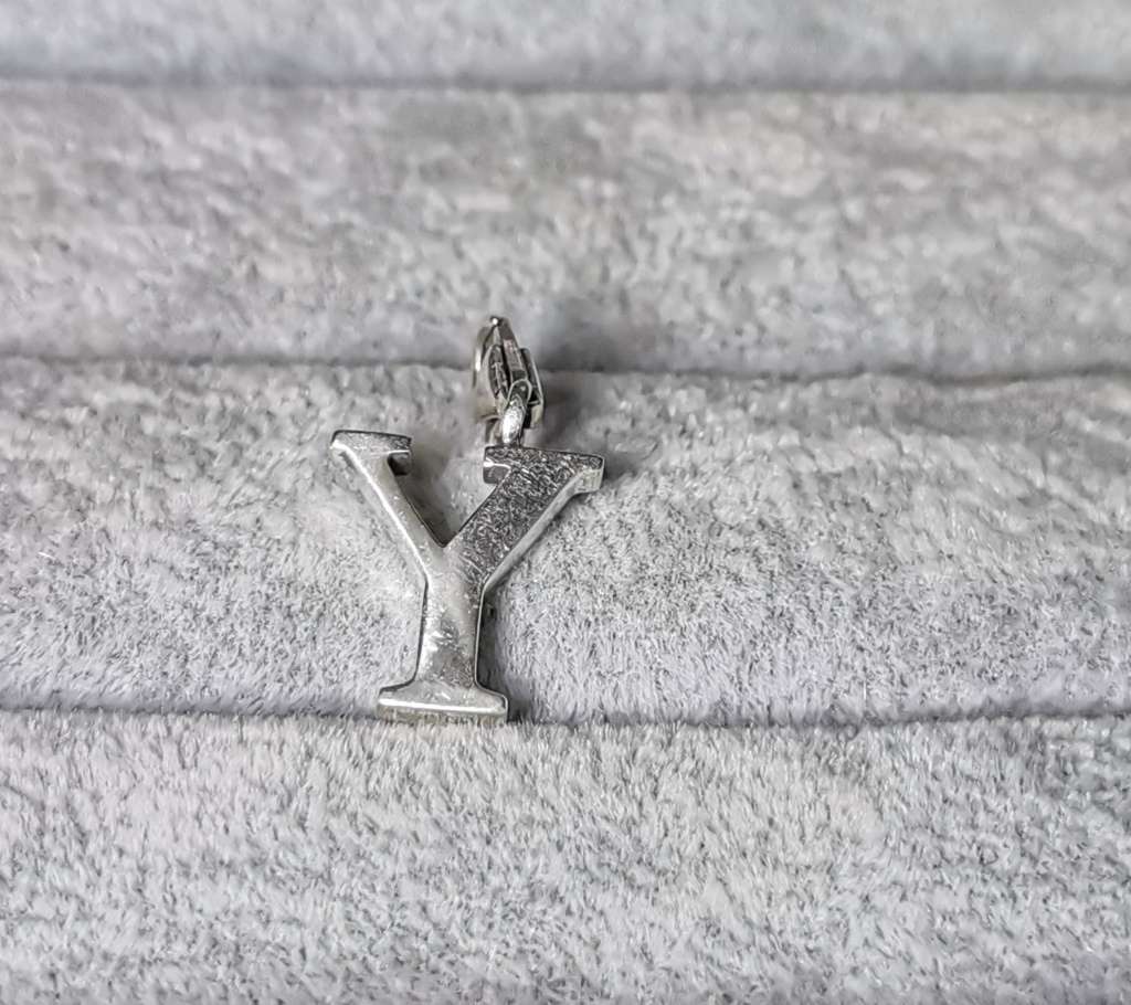 *R1 Auction* Silver `Y` Charm