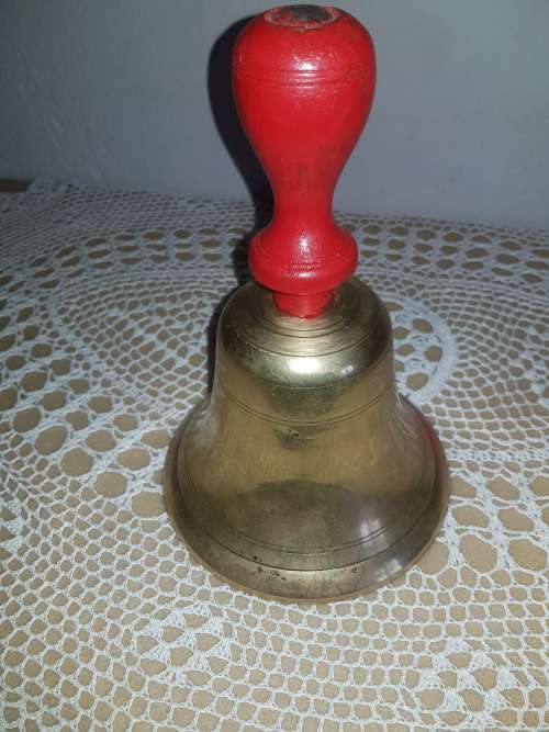STUNNING VINTAGE BRASS BELL WITH WOODEN HANDLE