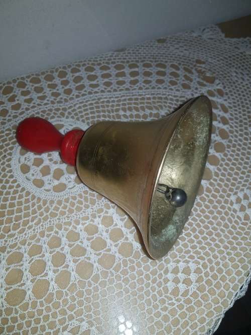 STUNNING VINTAGE BRASS BELL WITH WOODEN HANDLE