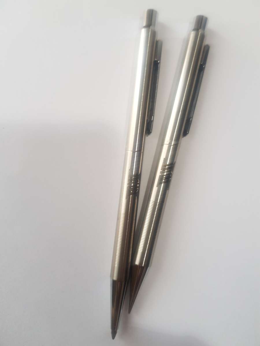 6 STUNNING PENS AND PENCILS AND FOUNTAIN PEN ( PARKER AND PAPERMATE)