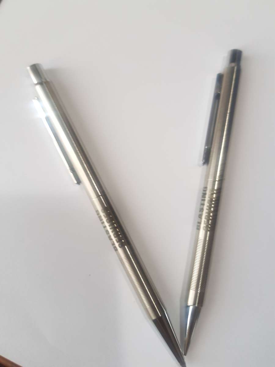 6 STUNNING PENS AND PENCILS AND FOUNTAIN PEN ( PARKER AND PAPERMATE)