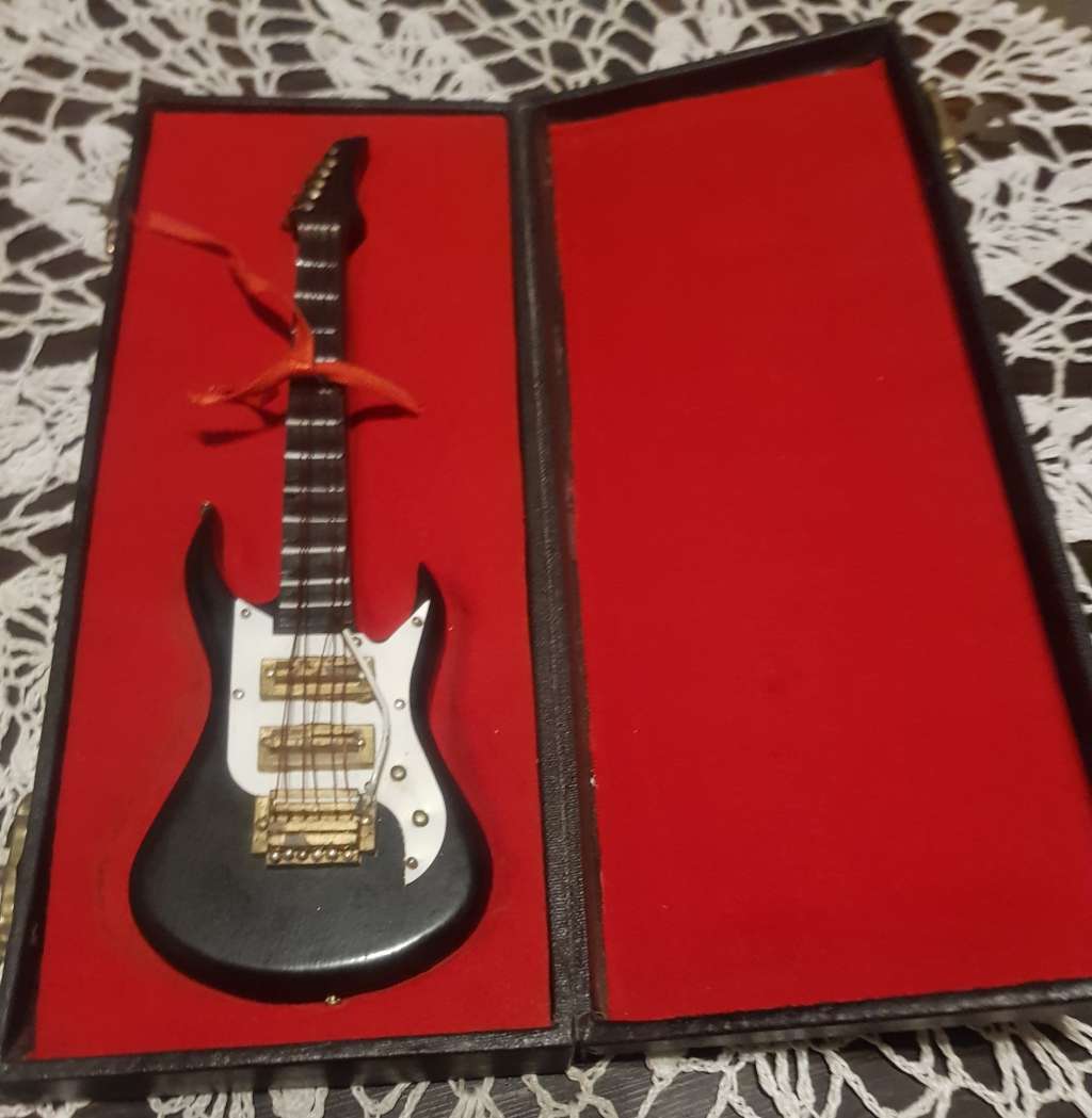 ORNAMENTAL DISPLAY GUITAR COLLECTABLES
