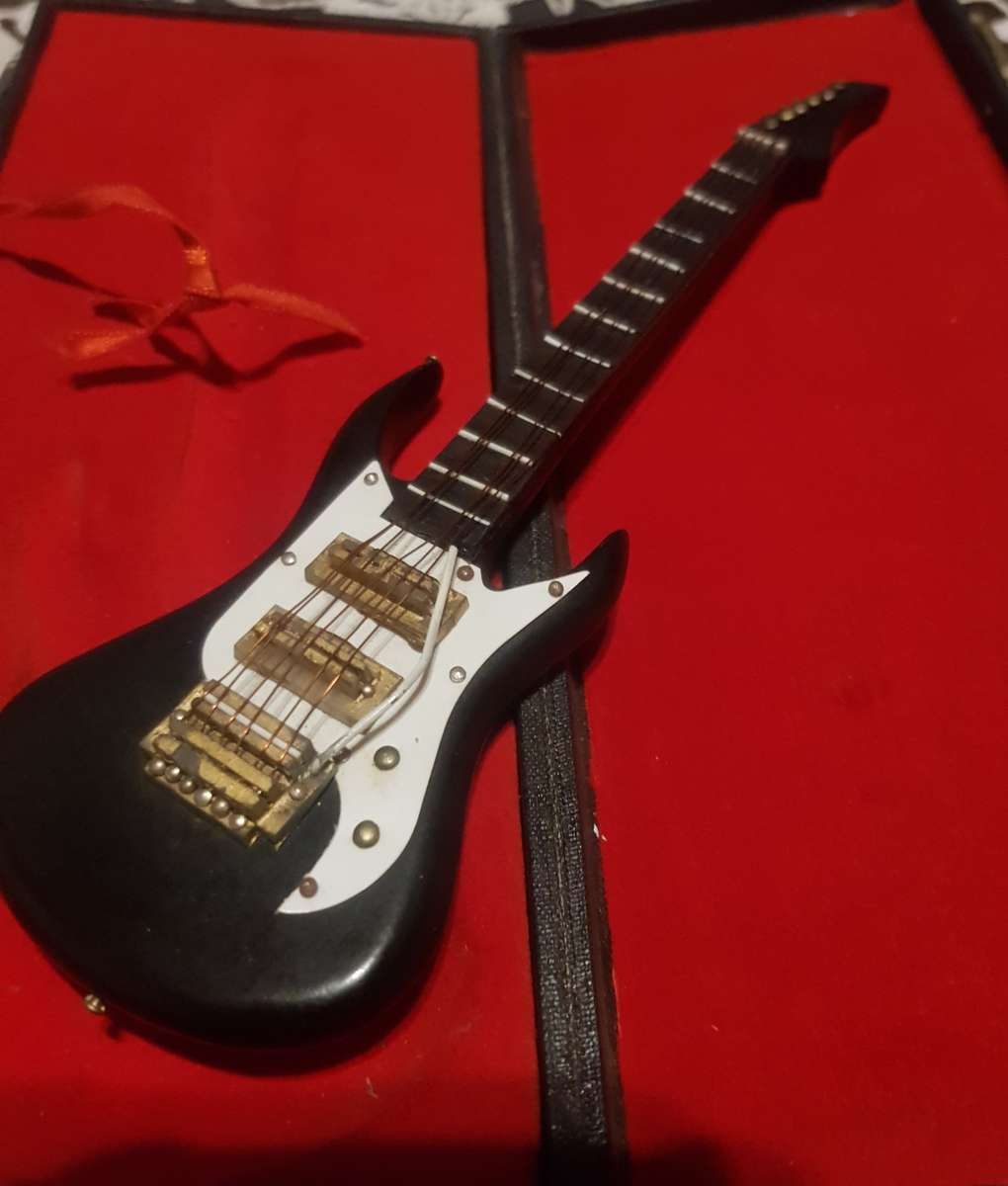 ORNAMENTAL DISPLAY GUITAR COLLECTABLES