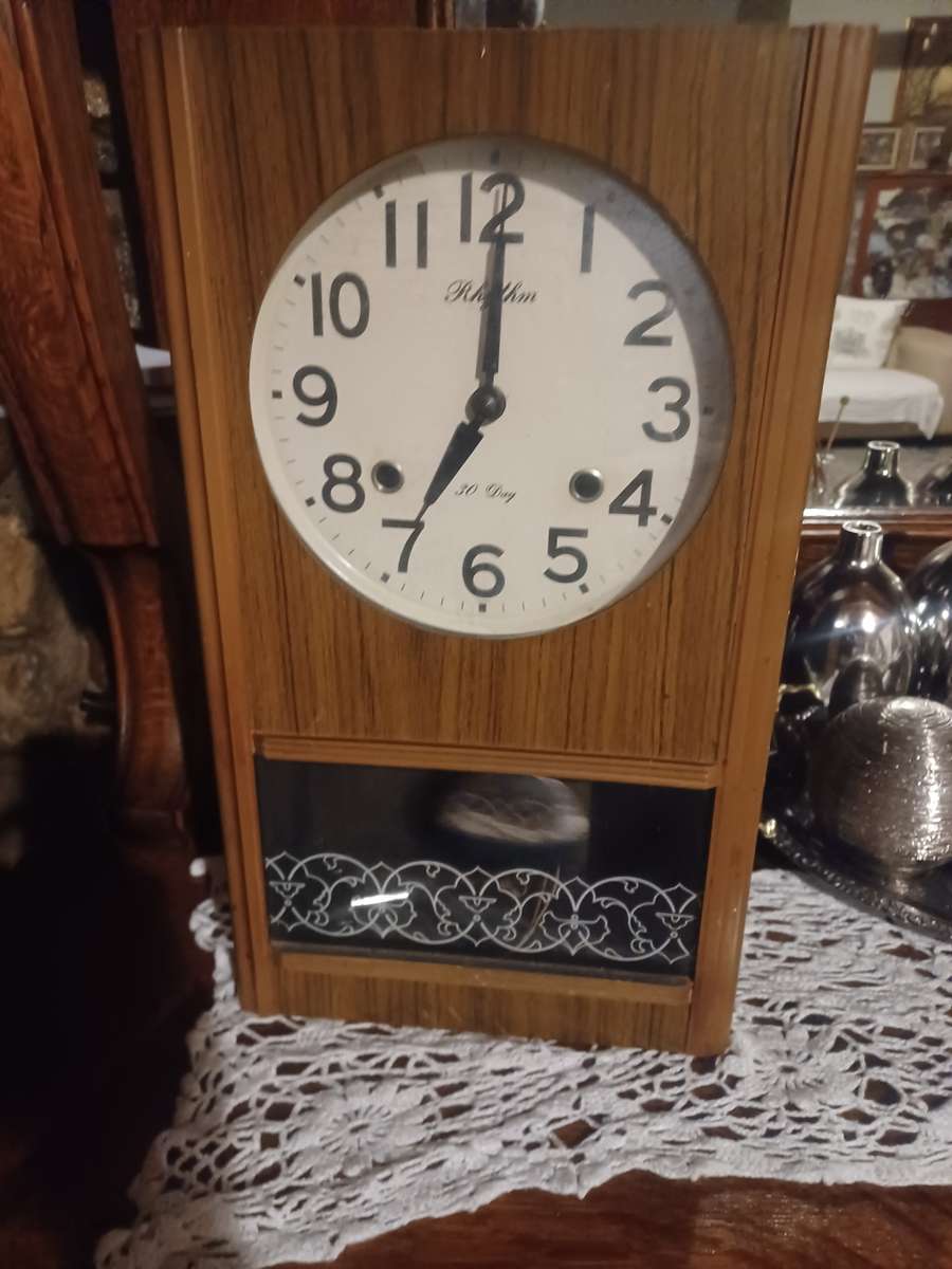ANTIQUE CLOCK WITH WIND UP KEY WORKING