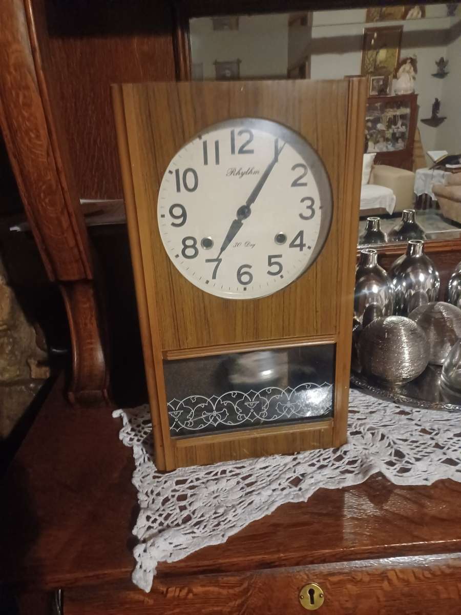 ANTIQUE CLOCK WITH WIND UP KEY WORKING