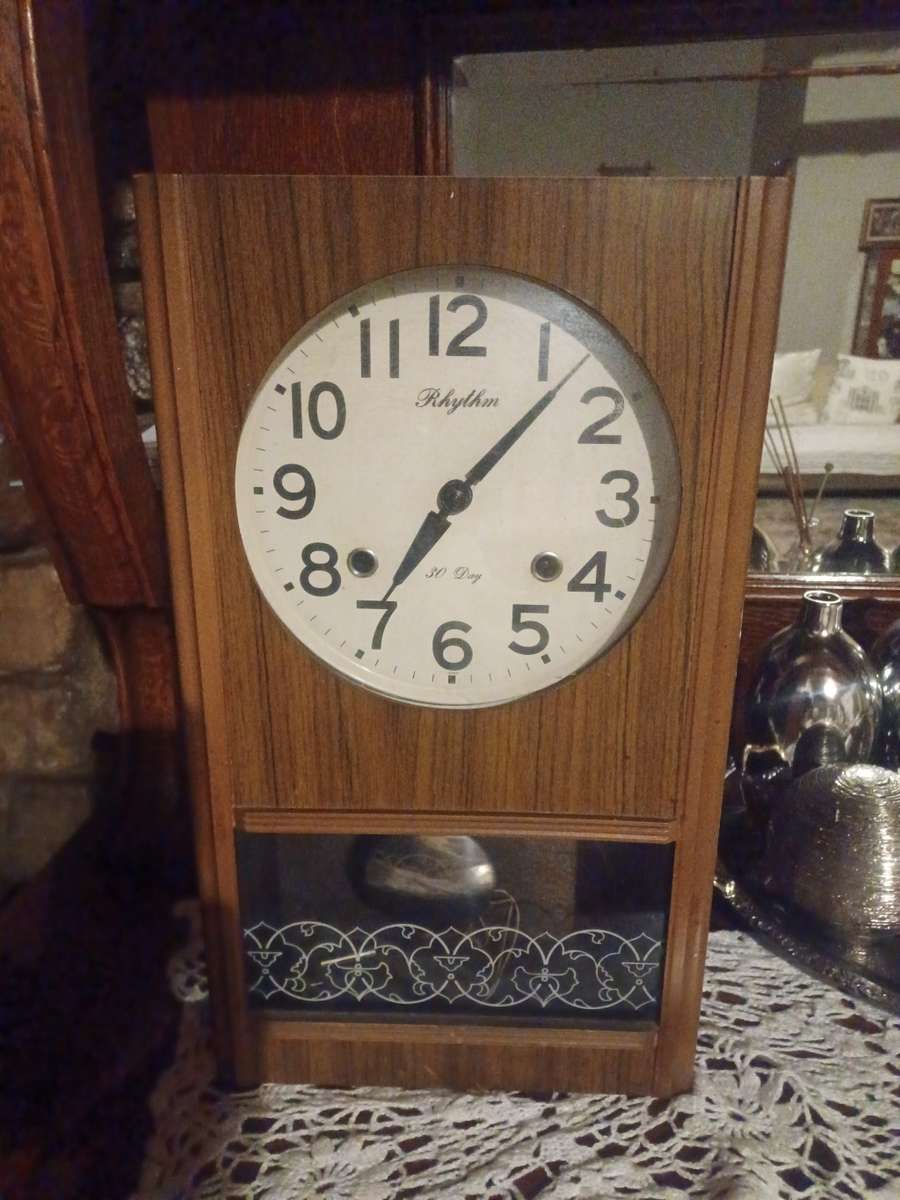 ANTIQUE CLOCK WITH WIND UP KEY WORKING