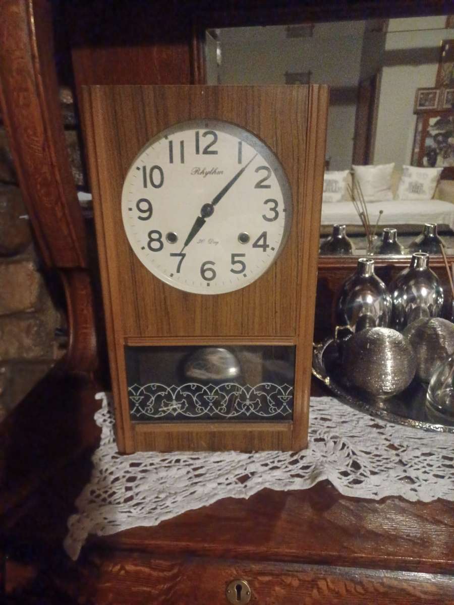 ANTIQUE CLOCK WITH WIND UP KEY WORKING