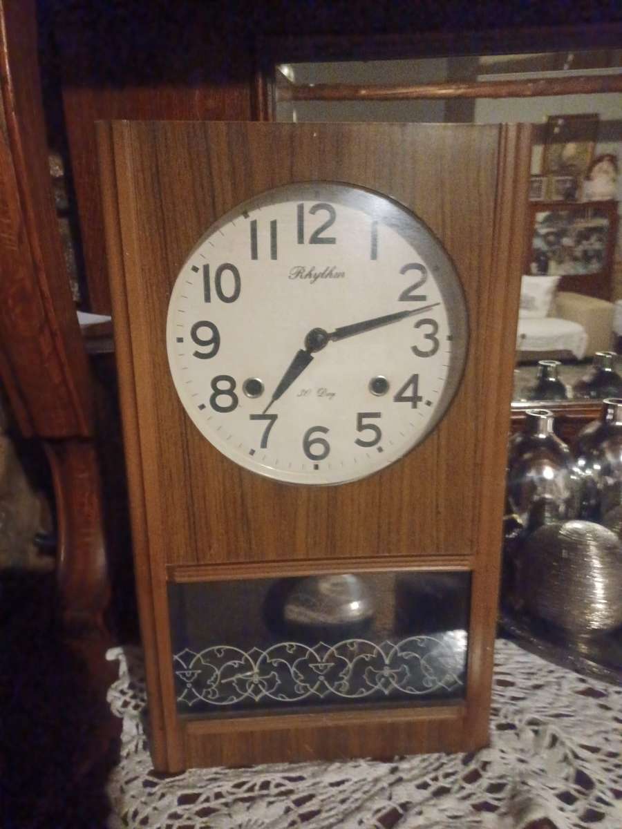 ANTIQUE CLOCK WITH WIND UP KEY WORKING