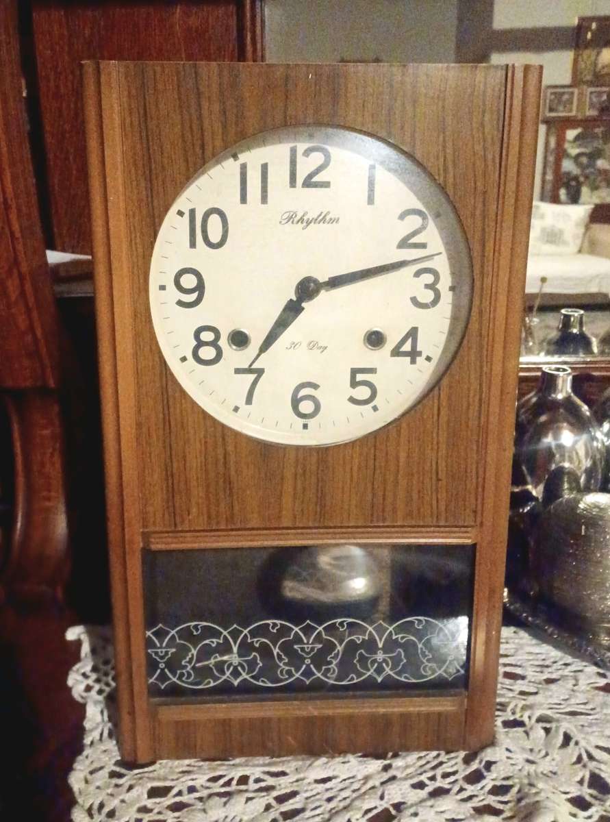 ANTIQUE CLOCK WITH WIND UP KEY WORKING