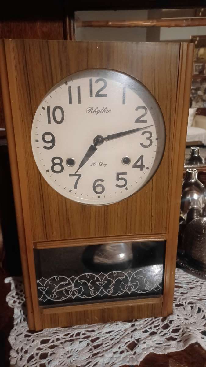 ANTIQUE CLOCK WITH WIND UP KEY WORKING