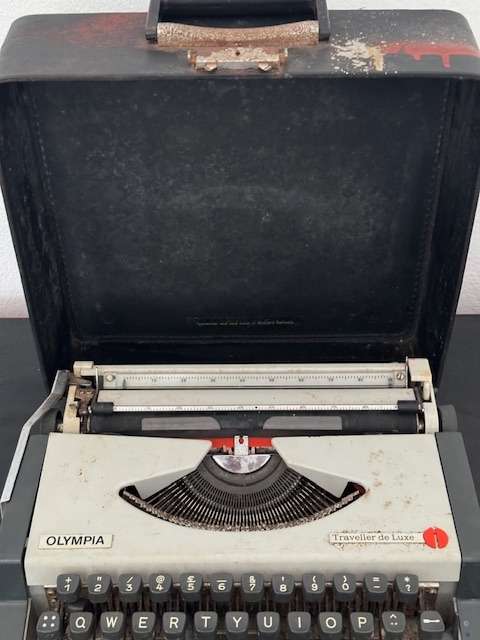 Olympia Traveller de Luxe Typewriter with Original Travelling Case