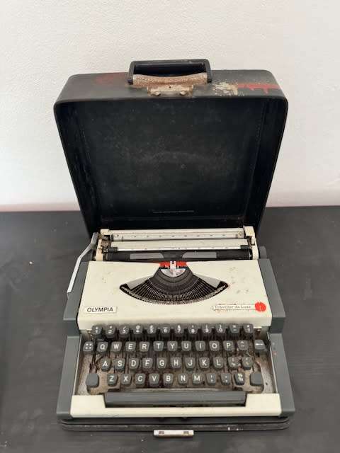 Olympia Traveller de Luxe Typewriter with Original Travelling Case