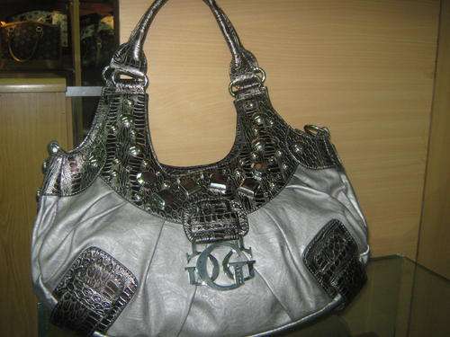 100 % Guess Handbags