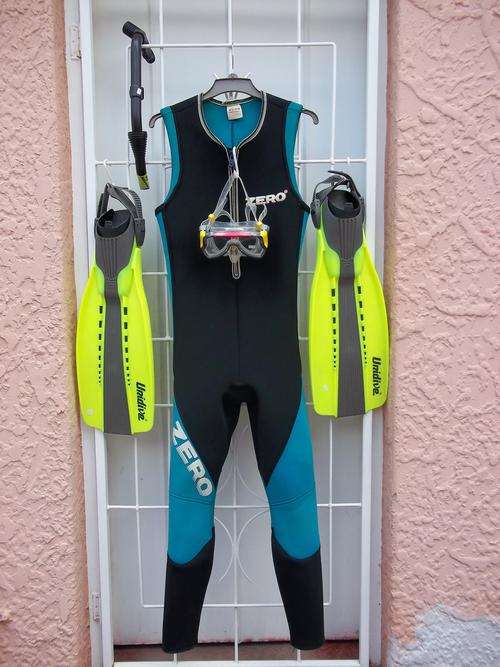 COMPLETE SET, WETSUIT,DIVERS AQUA LUNG,FINS,GOGGLES