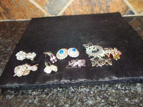9 PAIRS OF EARRINGS VINTAGE IN GOOD CONDITION.