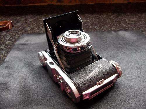 BALDINETTE BUNDE CAMERA WITH LEATHER CASE IN MINT CONDITION.