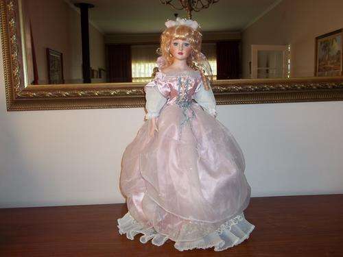 58CMS STUNNING PORCELIAN DOLL ON STAND