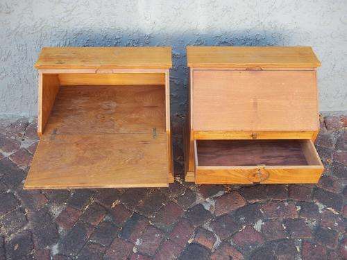 A Pair of Stunning Vintage Oak Side Tables /Pedestals Drawers In Good Condition.