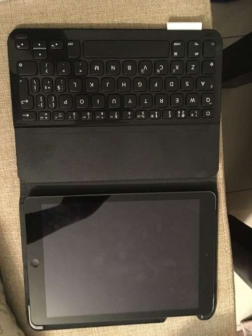 iPad Air Space Grey 64GB 4G LTE + WIFI! Like New and Logitec Keyboard Cover!