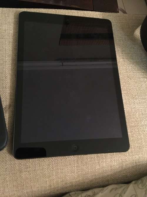 iPad Air Space Grey 64GB 4G LTE + WIFI! Like New and Logitec Keyboard Cover!