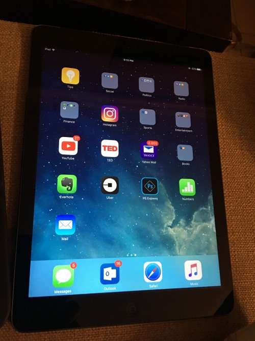 iPad Air Space Grey 64GB 4G LTE + WIFI! Like New and Logitec Keyboard Cover!