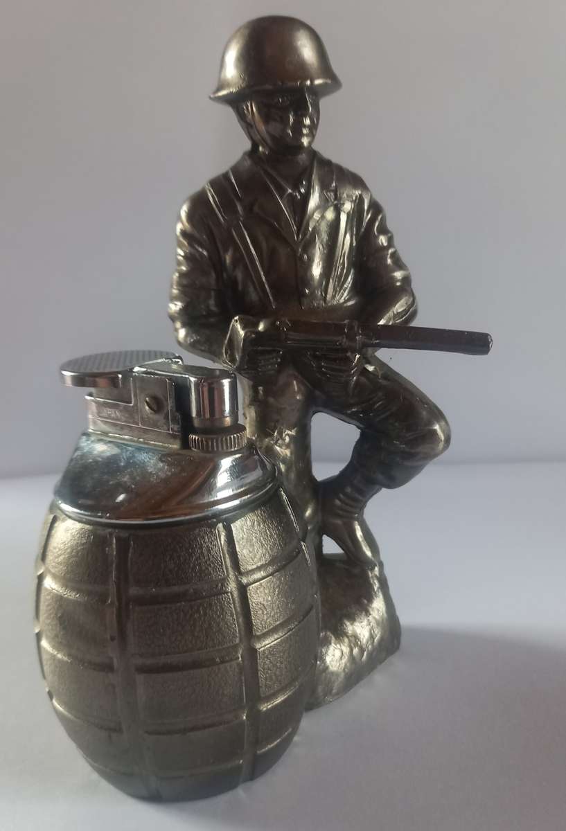 Vintage table lighter