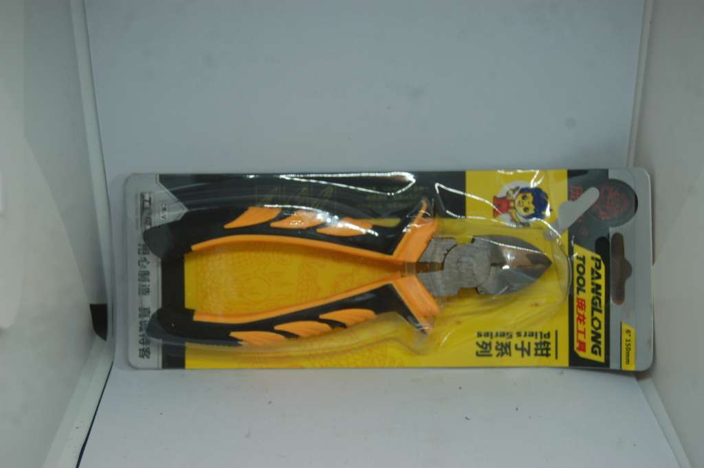 DIY PACK OF USEFUL NEW ITEMS INCLUDING PAINT ROLLER, PAIR OF BULLET HINGES AND 6 INCH SIDE CUTTER